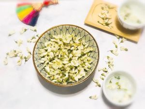 槐花飘香的时节,四种槐花菜谱推荐给您